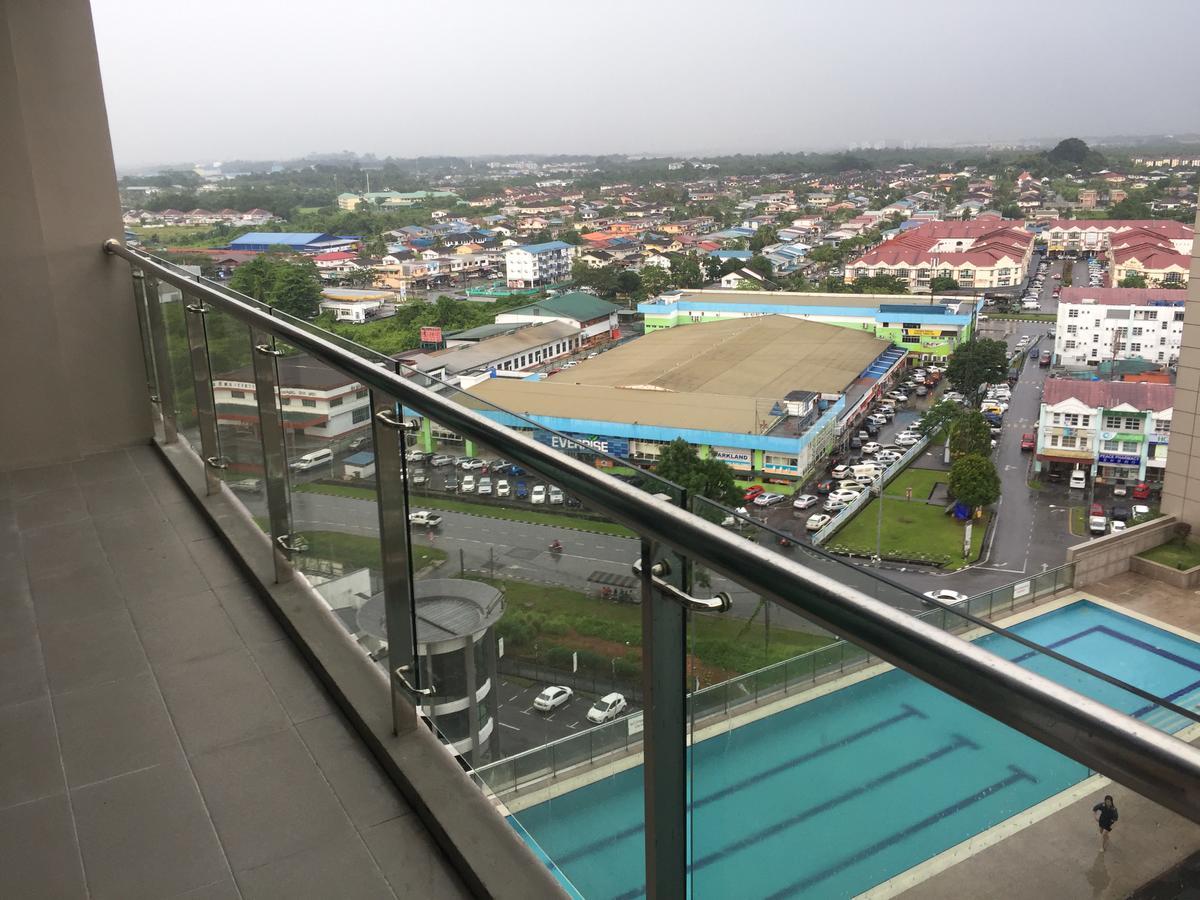 Bernard Holiday Home @ Imperial Suites กูชิง ภายนอก รูปภาพ