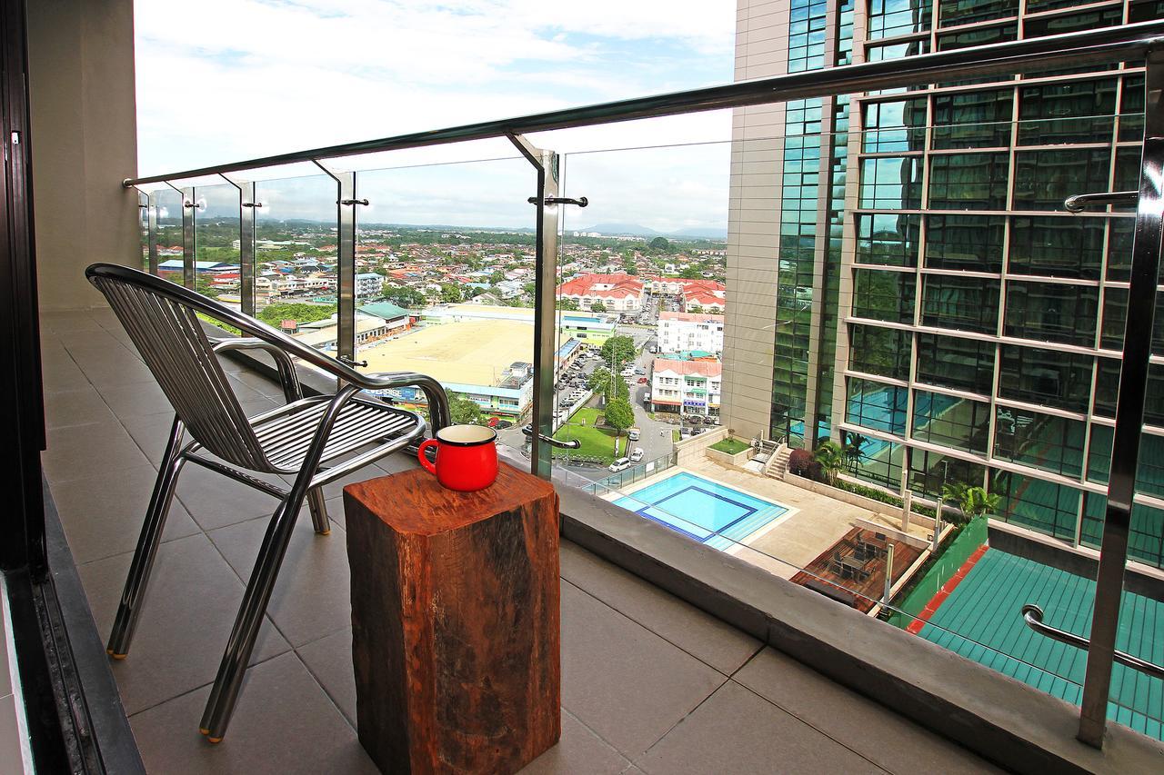 Bernard Holiday Home @ Imperial Suites กูชิง ภายนอก รูปภาพ